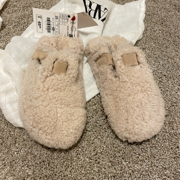 Zara Baby Girl NWT Teddy Bear Fleece slip on shoes with firm sole size 25/9 - Picture 2 of 5